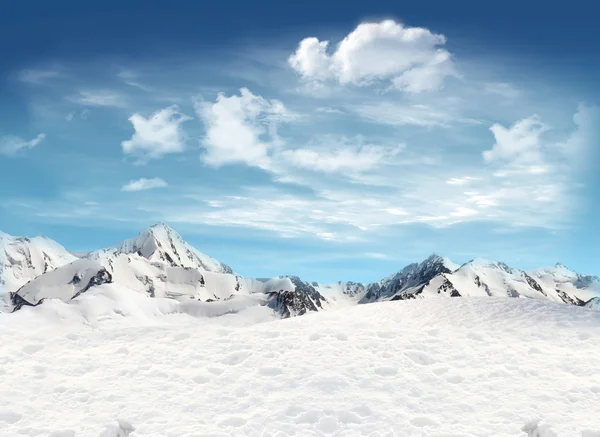 Гірський пейзаж зі снігом — стокове фото