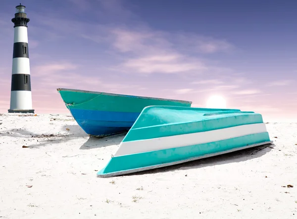 Barcos na praia tropical com farol no fundo — Fotografia de Stock