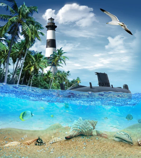 U-Boot nahe der tropischen Insel mit Leuchtturm im Hintergrund — Stockfoto