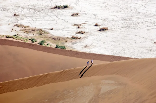 Escalando la duna —  Fotos de Stock
