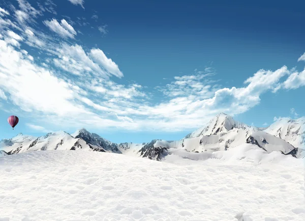 Paisagem de montanha com neve e balão de ar quente voando no s — Fotografia de Stock