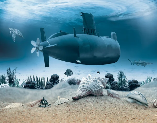 Подводная жизнь с подводной лодкой — стоковое фото