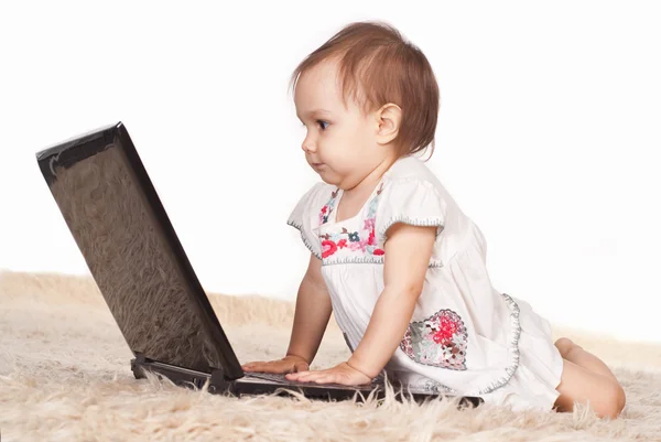 Baby med dator — Stockfoto