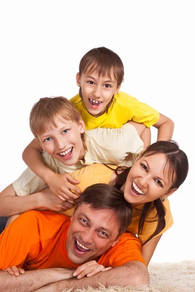 Roztomilá rodina na koberci — Stock fotografie