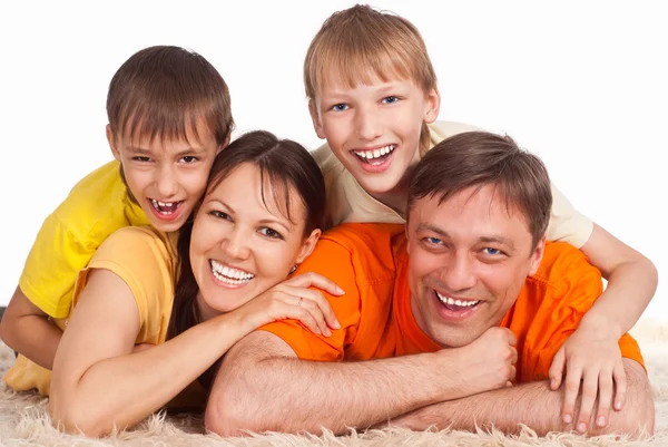 Симпатичная семья на ковре — стоковое фото