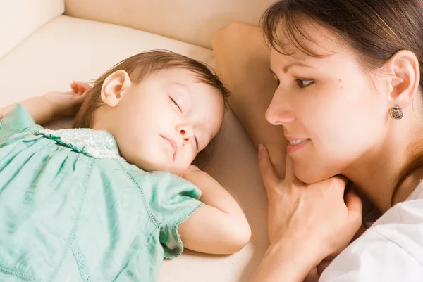Moeder met slapende baby — Stockfoto