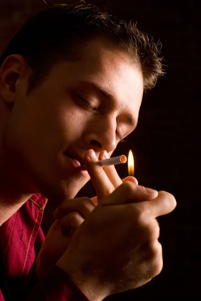 Άνθρωπος με τσιγάρο — Φωτογραφία Αρχείου