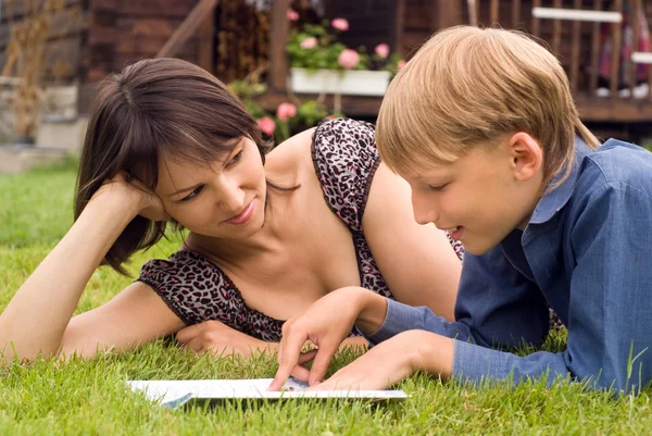 Mom and son reading — Stock Photo, Image