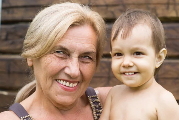Бабушка с девушкой — стоковое фото