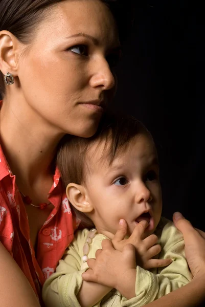 Máma a dítě na černém — Stock fotografie