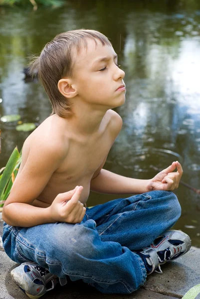 Jeune garçon méditant — Photo