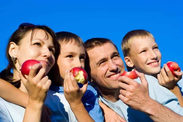 Familj och äpplen — Stockfoto