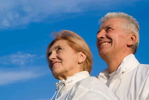 Ouder paar naar hemel — Stockfoto
