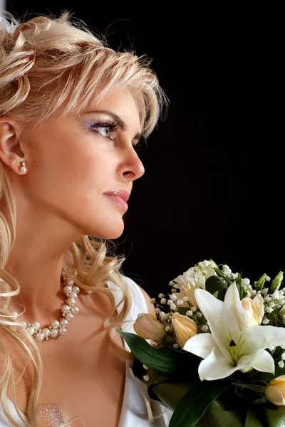 Niedliche Braut mit Blumen — Stockfoto