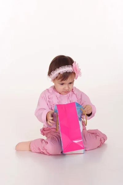 Kind mit Geschenk — Stockfoto