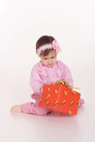 Kind mit Geschenk — Stockfoto