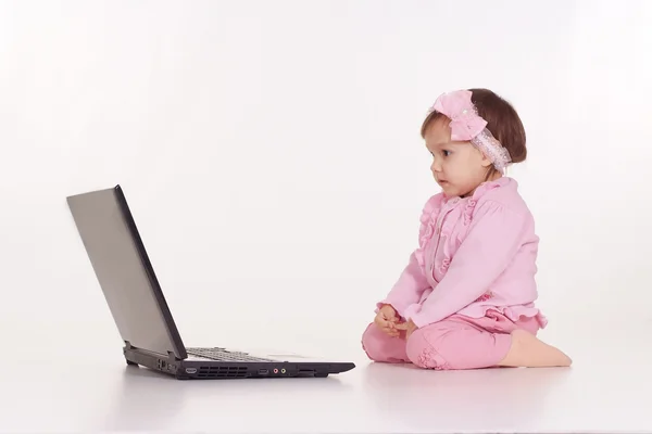 Barn leka med bärbar dator — Stockfoto