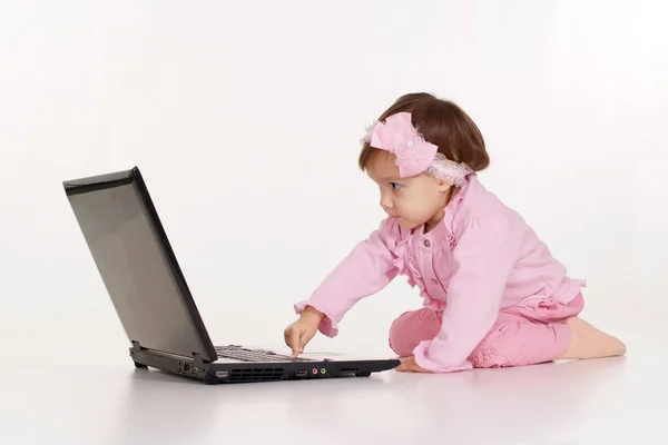 Kind veel plezier met laptop — Stockfoto