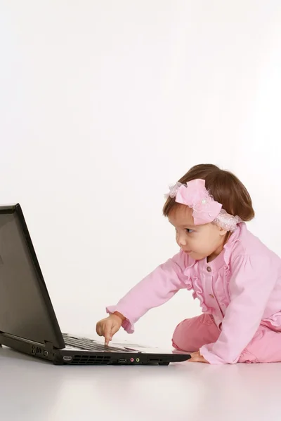 Kind veel plezier met laptop — Stockfoto
