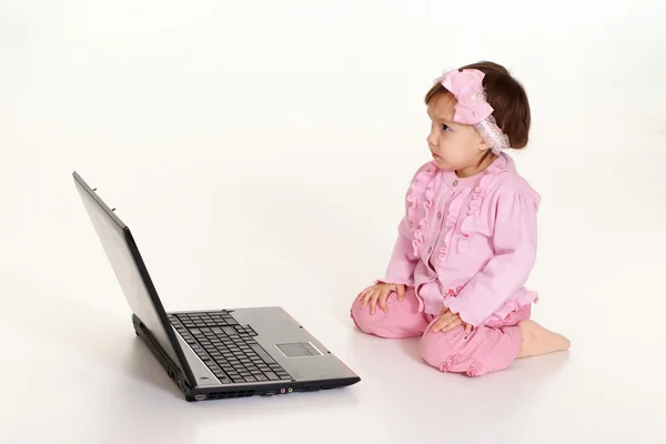 Barn ha roligt med bärbar dator — Stockfoto