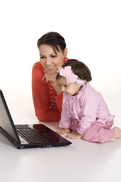 Mamma med dotter och laptop — Stockfoto