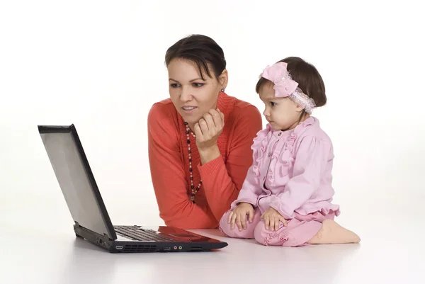 妈妈与女儿和便携式计算机 — 图库照片
