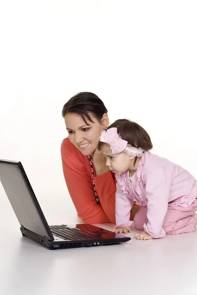 Mãe com filha e computador — Fotografia de Stock