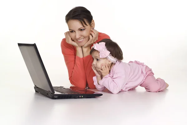 Мама с дочерью и компьютером — стоковое фото