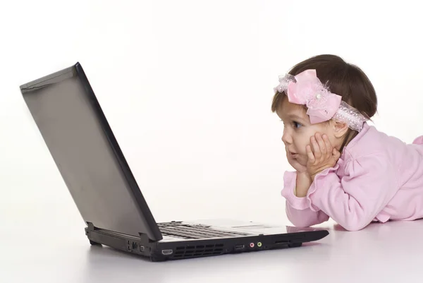 Klein meisje en laptop — Stockfoto