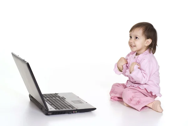 Ребёнок с ноутбуком — стоковое фото