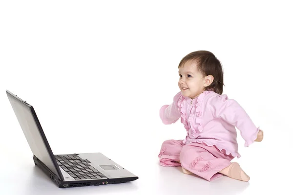 Baby med bärbar dator — Stockfoto