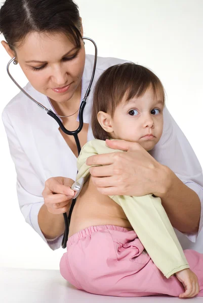 Läkare som arbetar med barn — Stockfoto
