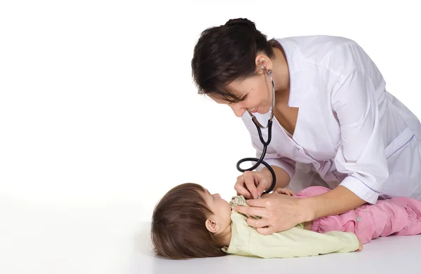 Медсестра работает с ребенком. — стоковое фото