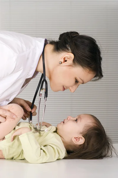 Лікар і маленька дівчинка — стокове фото