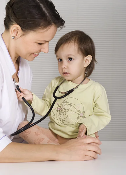 Dokter dengan anak. — Stok Foto