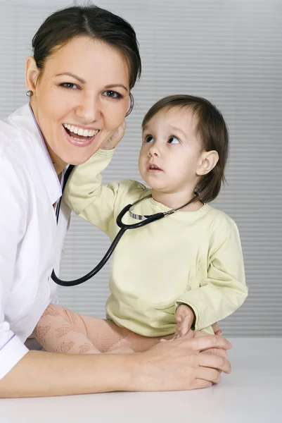 Médico con niña — Foto de Stock
