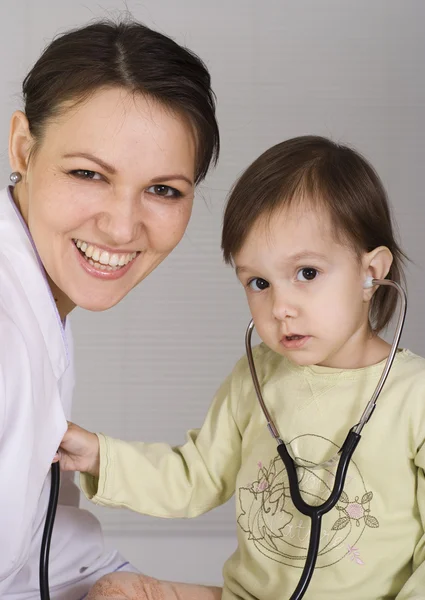 Arzt mit einem netten Kind — Stockfoto