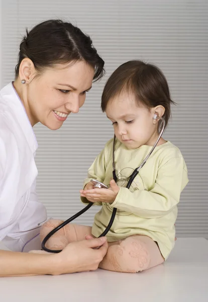 Läkare med ett fint barn — Stockfoto