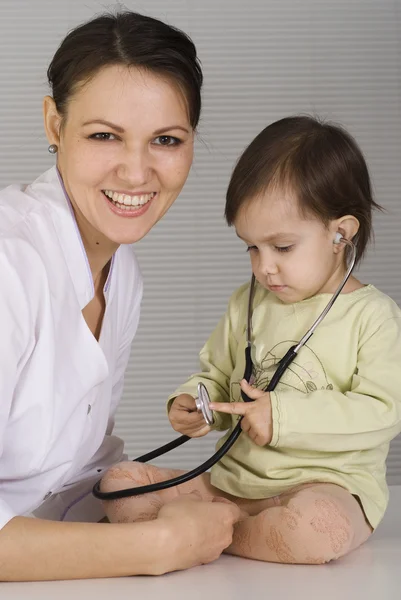 Doutor com uma criança agradável — Fotografia de Stock