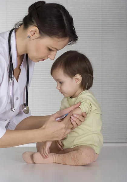 Arzt mit einem schönen Baby — Stockfoto