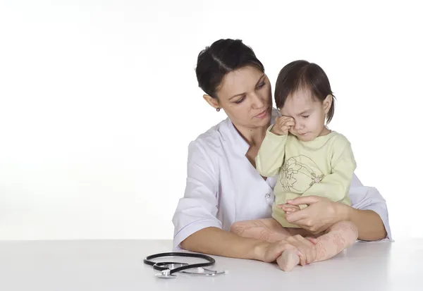 Medico con un bambino che piange — Foto Stock