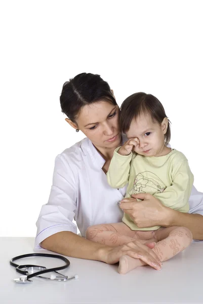 Physician with a crying baby — Stock Photo, Image