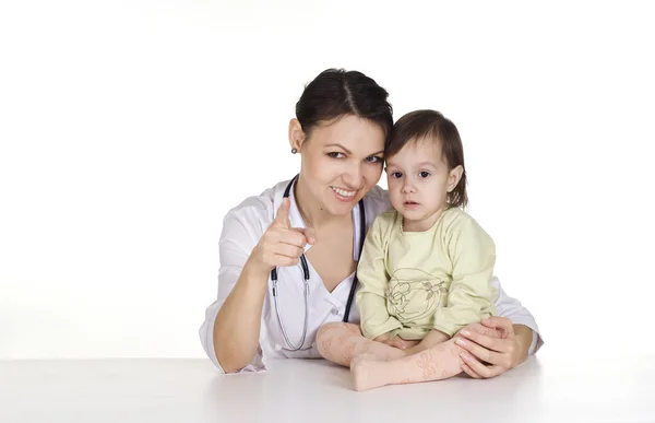 Läkare med liten flicka — Stockfoto