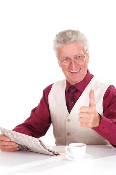 Yakışıklı beyaz güzel yaşlı adam bir masada bir newspape ile oturuyor. — Stok fotoğraf
