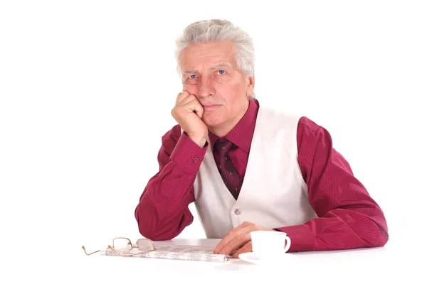 Yakışıklı beyaz iyi yaşlı erkek newspap ile aynı masaya oturur — Stok fotoğraf