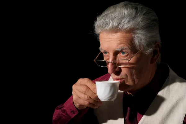Homme âgé avec du thé — Photo