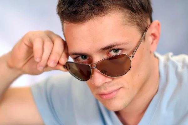 Молодой человек в очках — стоковое фото