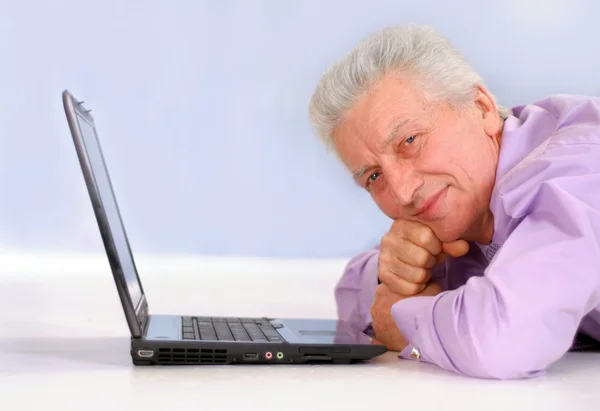 Oude man met laptop — Stockfoto