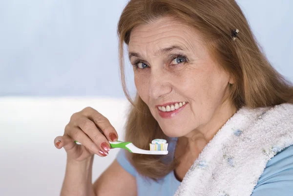 Stara kobieta szczotkowanie zębów — Zdjęcie stockowe