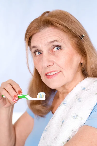 Alte Frau beim Zähneputzen — Stockfoto
